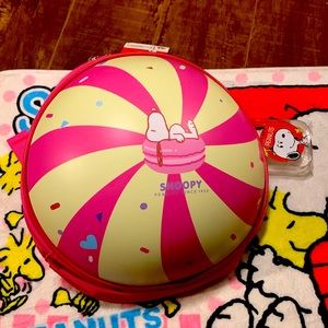 Snoopy macaroon purse back pack.